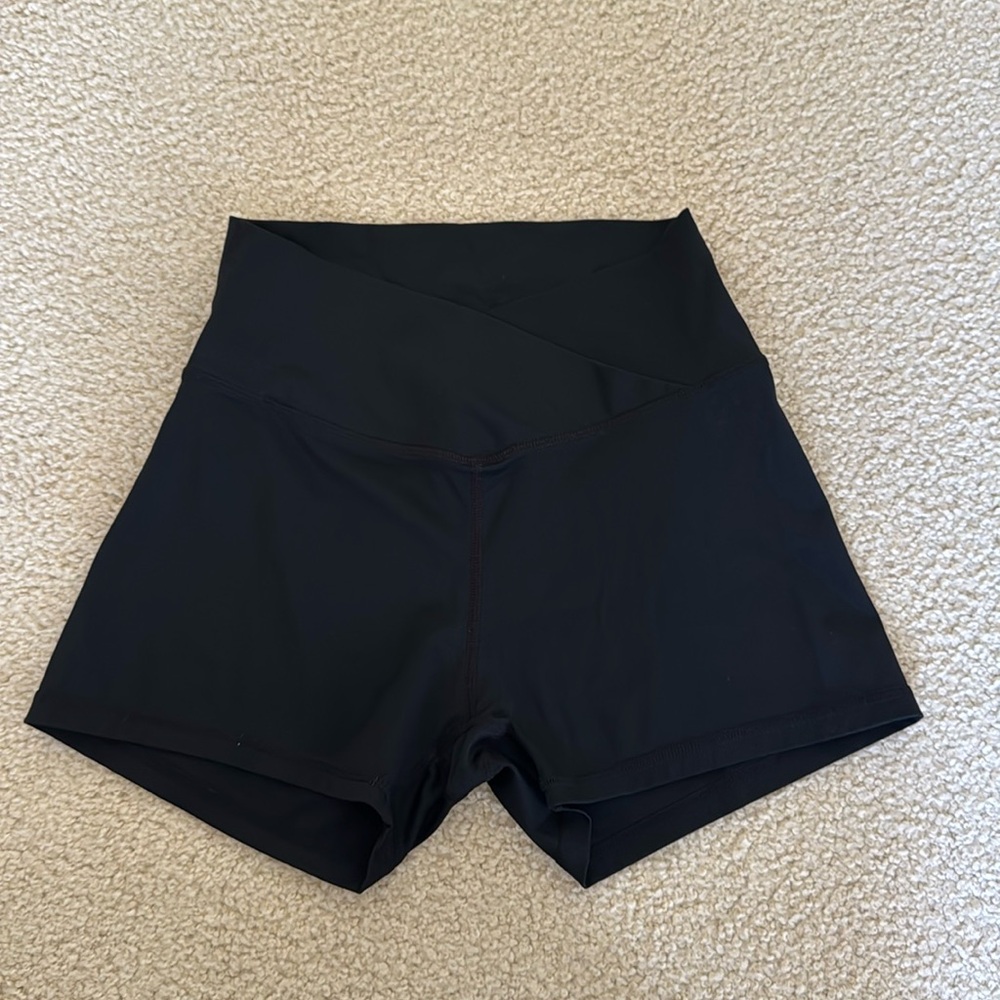 Black crossover waist biker shorts!